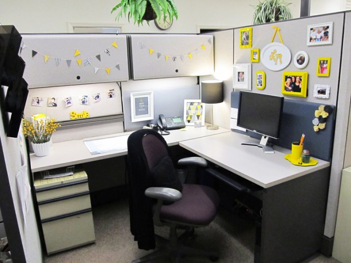 How to decorate a small office at work