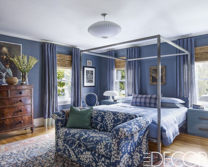 How to decorate a bright blue room